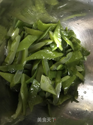 酸辣裙带菜的做法步骤：1