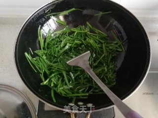 韭菜炒虾米的做法步骤：4