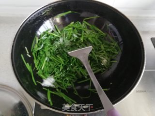 韭菜炒虾米的做法步骤：5