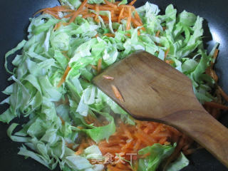 胡萝卜圆白菜炒鸡蛋的做法步骤：3