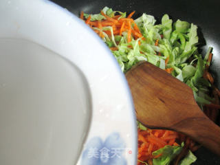胡萝卜圆白菜炒鸡蛋的做法步骤：4