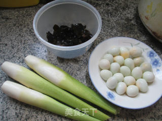 黑木耳鹌鹑蛋烧茭白的做法步骤：1