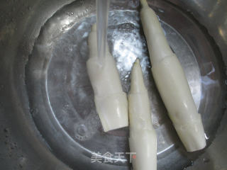 黑木耳鹌鹑蛋烧茭白的做法步骤：2