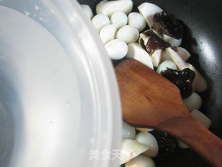 黑木耳鹌鹑蛋烧茭白的做法步骤：5