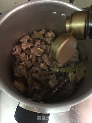土豆焖牛腩的做法步骤：6