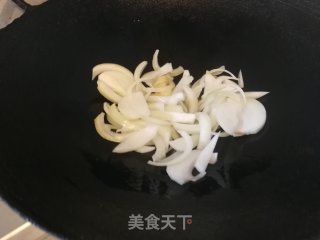云耳勝瓜炒鮮百合的做法步骤：2
