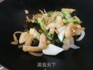 云耳勝瓜炒鮮百合的做法步骤：3