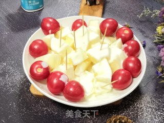 圣女果甜瓜拌酸奶的做法步骤：1