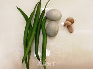 青椒擂皮蛋的做法步骤：1