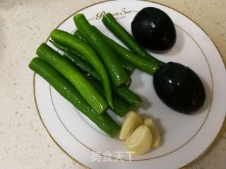 青椒擂皮蛋的做法步骤：2