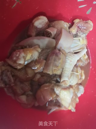 红椒洋葱啤酒焖鸡的做法步骤：1