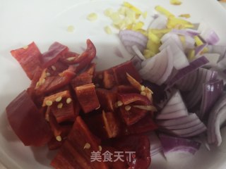 红椒洋葱啤酒焖鸡的做法步骤：2