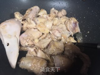 红椒洋葱啤酒焖鸡的做法步骤：3