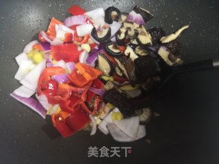 红椒洋葱啤酒焖鸡的做法步骤：5
