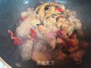红椒洋葱啤酒焖鸡的做法步骤：6