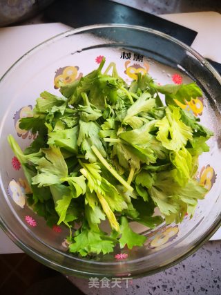 拌芹菜叶的做法步骤：1