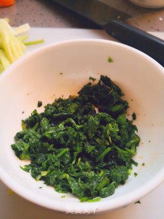 拌芹菜叶的做法步骤：7