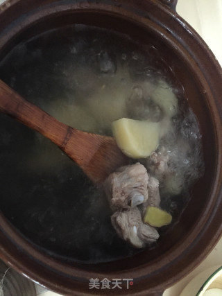 西红柿土豆排骨汤的做法步骤：4