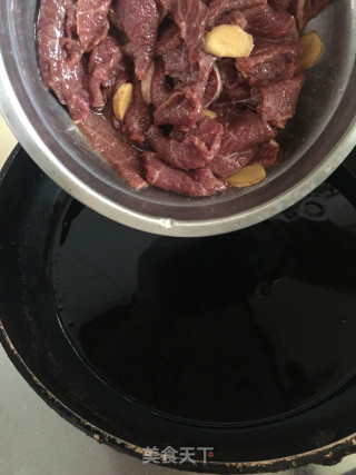 芹菜蒜苔炒牛肉的做法步骤：8