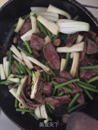 芹菜蒜苔炒牛肉的做法步骤：9