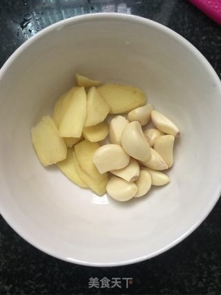排骨粉肠煲的做法步骤：3