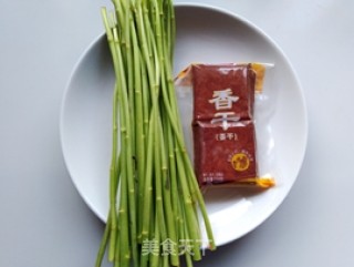 芦蒿炒香干的做法步骤：1