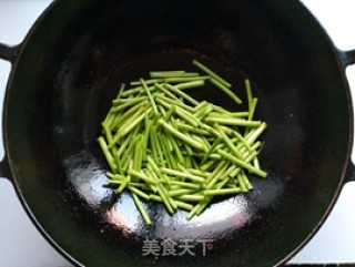 芦蒿炒香干的做法步骤：3