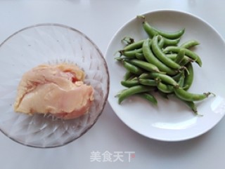 甜豆炒鸡丁的做法步骤：1