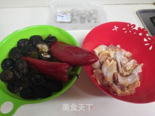 香菇焖土鸡的做法步骤：1