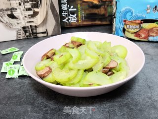 香肠炒夜开花的做法步骤：7