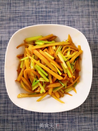 懒人餐——芹菜炒土豆的做法步骤：7