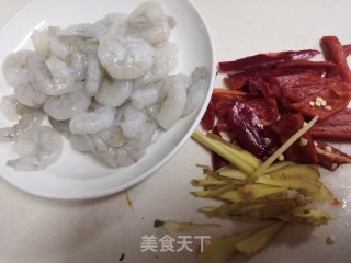 红椒炒虾仁的做法步骤：1