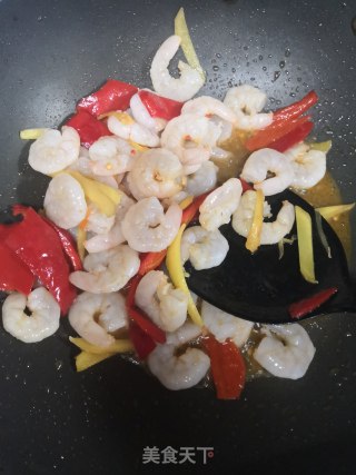 红椒炒虾仁的做法步骤：5