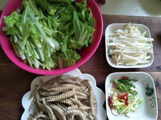 海鲜菇奶白菜烩莜面卷的做法步骤：1