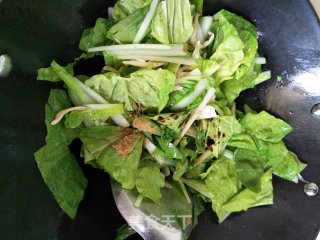 海鲜菇奶白菜烩莜面卷的做法步骤：5