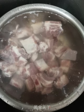 红烧排骨炖莲藕的做法步骤：1