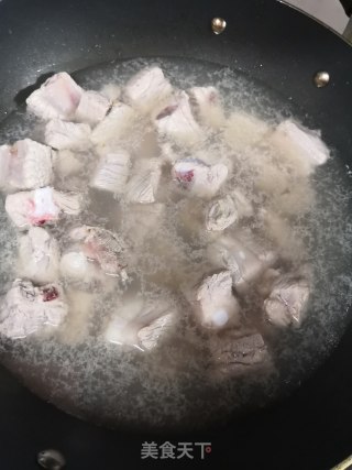 红烧排骨炖莲藕的做法步骤：2
