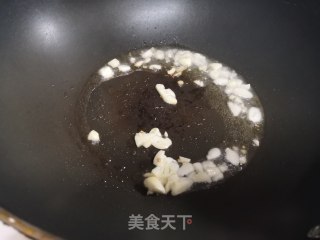 红椒炒夜开花的做法步骤：2