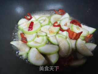 红椒炒夜开花的做法步骤：5