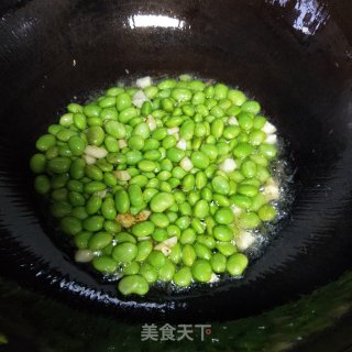 萝卜干炒毛豆的做法步骤：3