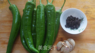 “下酒菜”豉油虎皮尖椒的做法步骤：1