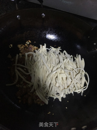 韭菜炒豆腐皮的做法步骤：3