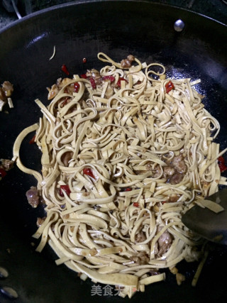 韭菜炒豆腐皮的做法步骤：4