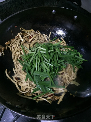 韭菜炒豆腐皮的做法步骤：5