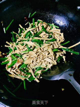 韭菜炒豆腐皮的做法步骤：6