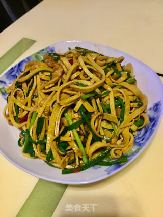 韭菜炒豆腐皮的做法步骤：7