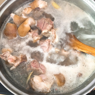 黑木耳花菇焖猪蹄的做法步骤：1