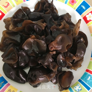 黑木耳花菇焖猪蹄的做法步骤：3