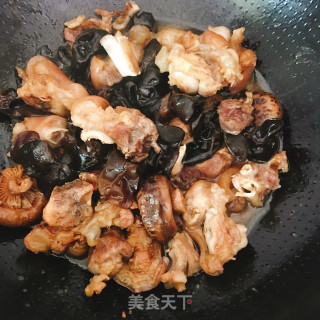 黑木耳花菇焖猪蹄的做法步骤：10