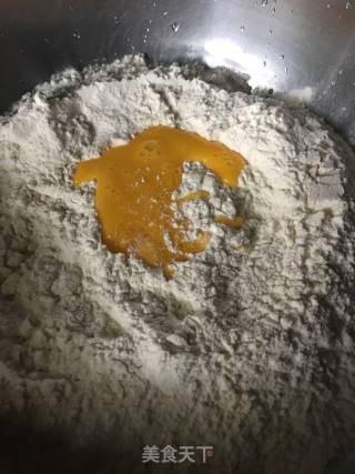 手工擀面条的做法步骤：1
